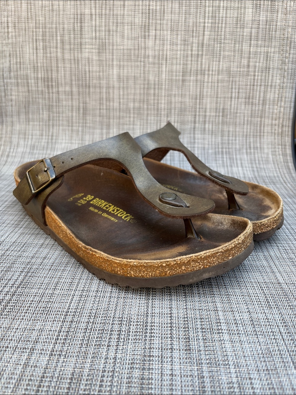 Birkenstock Gizeh Sandals size 39 bronze top
